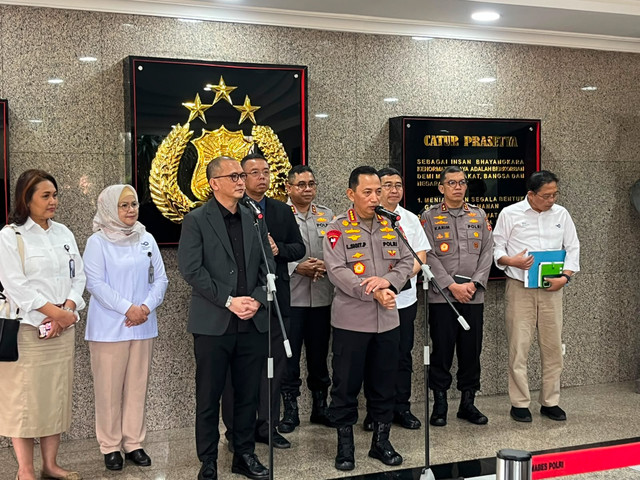 Kapolri Jenderal Listyo Sigit Prabowo bersama Dirut PAW TVRI Tubagus Fiki di Mabes Polri, Jakarta Selatan, Rabu (10/6). dok Foto: Rayyan Farhansyah/kumparan