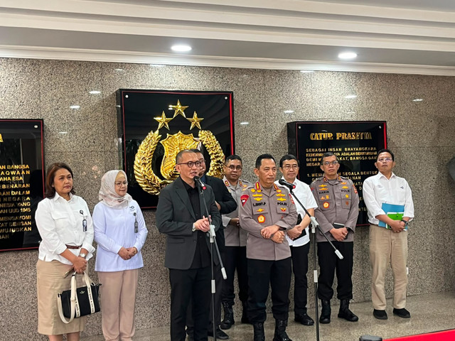 Kapolri Jenderal Listyo Sigit Prabowo bersama Dirut PAW TVRI Tubagus Fiki di Mabes Polri, Jakarta Selatan, Rabu (10/6). dok Foto: Rayyan Farhansyah/kumparan