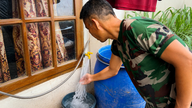 Warga Condet merasakan aliran air minum perpipaan PAM JAYA. Foto: PAM JAYA