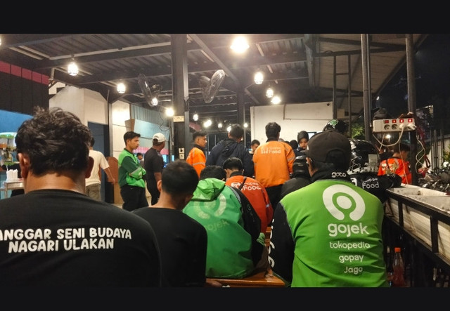 Aktivitas pengemudi ojek online di kota Padang. Foto: Dokumentasi pribadi