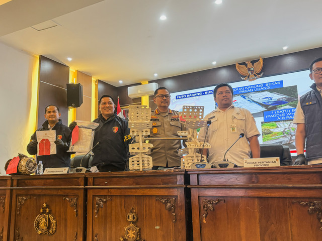 Jumpa pers kasus alih lahan sawah dilindungi menjadi tambak udang di Kabupaten Batang, Jawa Tengah. Foto: Intan Alliva Khansa/kumparan