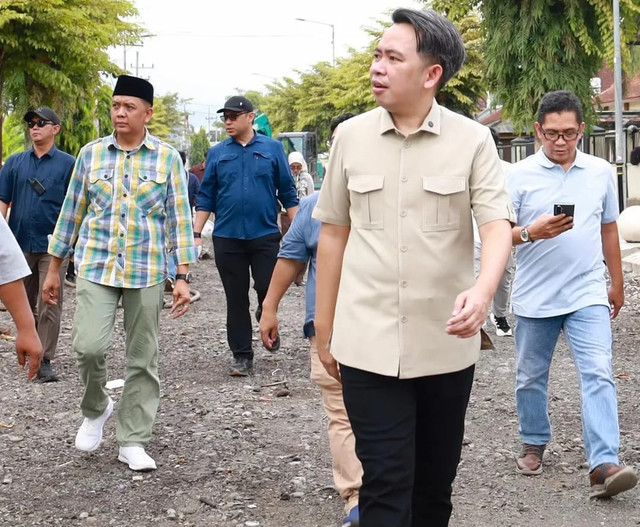 Bupati Jember, Muhammad Fawait ketika turun memeriksa program infrastruktur di wilayahnya. Foto: Dok. Pemkab Jember
