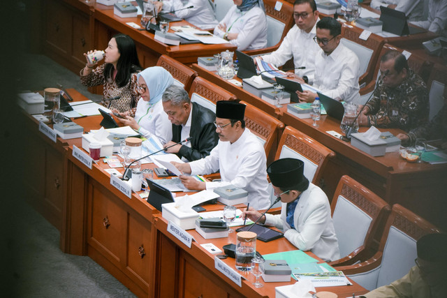 Menteri Sosial Saifullah Yusuf didampingi Wakil Menteri Sosial Agus Jabo Priyono menyaksikan demonstrasi digitalisasi bansos dalam Raker bersama Komisi VIII DPR RI di Jakarta, Rabu (10/6/2026). Foto: Dok. Biro Humas Kemensos / Ikhwan Syah Ishar