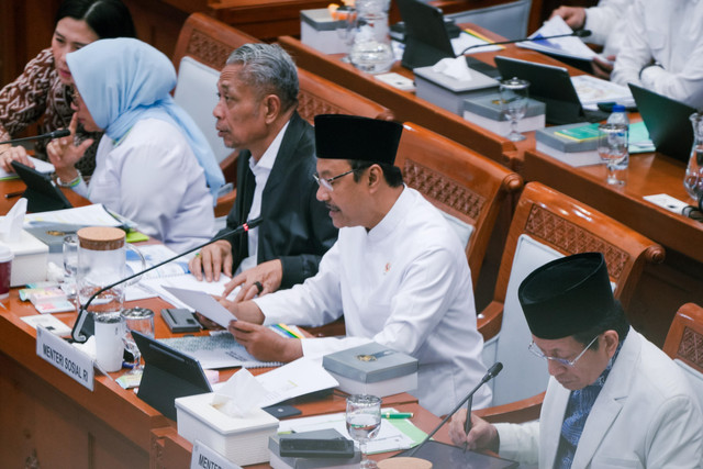 Menteri Sosial Saifullah Yusuf didampingi Wakil Menteri Sosial Agus Jabo Priyono menyaksikan demonstrasi digitalisasi bansos dalam Raker bersama Komisi VIII DPR RI di Jakarta, Rabu (10/6/2026). Foto: Dok. Biro Humas Kemensos / Ikhwan Syah Ishar