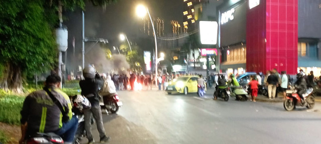 Sekelompok massa melakukan aksi unjuk rasa di Jalan Cikini Raya, Menteng, Rabu (10/6) malam. Dok. Istimewa