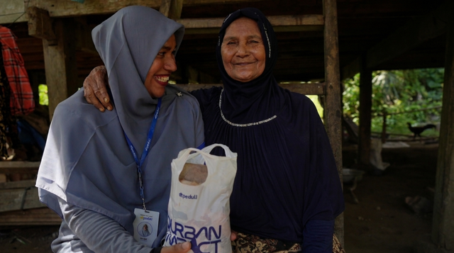 Kebersamaan Relawan DT Peduli Aceh saat kegiatan Qurban di Desa Data Gaseu, Aceh Besar (Sumber: DT Peduli)
