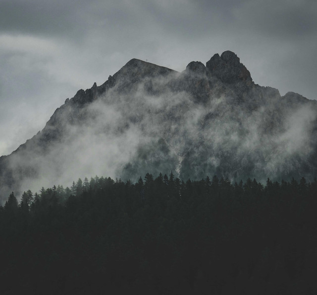 Ilustrasi pesona perbukitan berselimut kabut. Foto: Pexels