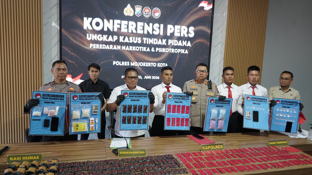 Polres Mojokerto Kota bersama Ditresnarkoba Polda Jatim menggelar konferensi pers peredaran narkoba cair (liquid) mengandung zat etomidate yang dimasukkan ke dalam cartridge vape di Mapolres Mojokerto Kota. Foto: Dok. Polres Mojokerto Kota 