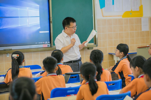 Guru mengajar di kelas. Sumber: Pexels.com