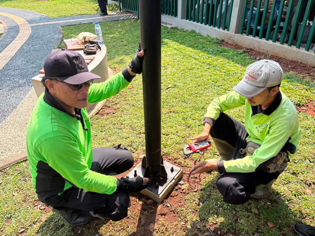 Petugas Dinas Pertamanan dan Hutan Jakarta Pusat saat mengecek aliran listrik di Taman Kramat Pulo, Jakarta Pusat, Rabu (11/6/2026). Foto: Ryan Iqbal/kumparan