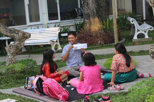 Anak-anak berpartisipasi dalam aktivitas pembelajaran Bahasa Inggris di area terbuka untuk menciptakan pengalaman belajar yang menyenangkan. Foto: Dok.Istimewa