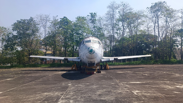 Pesawat Boeing 737-200 PK-IJJ "Tak Bertuan" yang terparkir di apron depan Hanggar N219 PT Dirgantara Indonesia (PTDI) Bandung, Kamis (11/6/2026). Foto: Abisatya/kumparan
