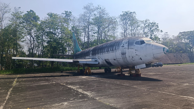 Pesawat Boeing 737-200 PK-IJJ "Tak Bertuan" yang terparkir di apron depan Hanggar N219 PT Dirgantara Indonesia (PTDI) Bandung, Kamis (11/6/2026). Foto: Abisatya/kumparan