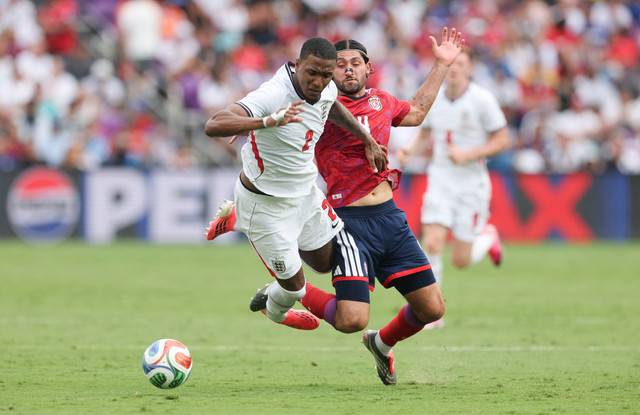 Pemain Inggris Ezri Konsa (kiri) dilanggar oleh pemain Kosta Rika Aaron Arias (#4) di Inter&Co Stadium, Orlando, Florida, Rabu (10/6/2026). Foto: RICHARD PELHAM/AFP