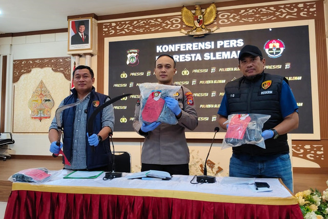 Polisi menunjukkan barang bukti dalam kasus penganiayaan di Polresta Sleman, Yogyakarta, Kamis (11/6/2026). Foto: Arfiansyah Panji Purnandaru/kumparan