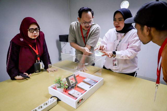 Pengunjung melihat barang yang akan dilelang di Rumah Penyimpanan Benda Sitaan dan Barang Rampasan (Rupbasan) KPK, Cawang, Jakarta Timur, Kamis (11/6/2026).  Foto: Jamal Ramadhan/kumparan