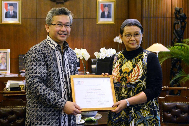 Pengakuan UNESCO terhadap Batik Indonesia pada 2 Oktober 2009 menjadi salah satu pencapaian penting dalam pelestarian budaya nasional sekaligus memperkenalkan batik kepada masyarakat dunia. (Foto: AI & CHAT GPT)