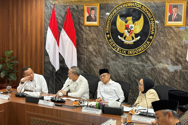 Menko Pangan Zulkifli Hasan dalam rapat mengenai MBG di Kantor Kemenko Pangan, Jakarta pada Kamis (11/6/2026). Foto: Argya Maheswara/kumparan