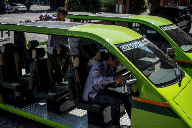 Mahasiswa Fakultas Teknologi Industri Universitas Islam Sultan Agung (Unissula) bersiap melakukan uji coba prototipe mobil listrik tenaga surya di kampus Unissula, Semarang, Jawa Tengah, Kamis (11/6/2026). Foto: Aprillio Akbar/ANTARA FOTO