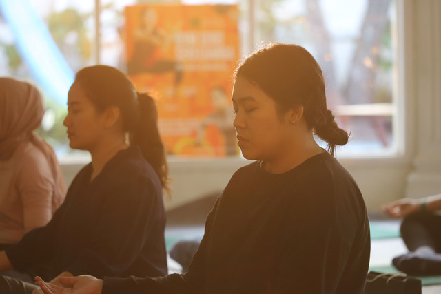 Awak kumparan mengikuti sesi relaksasi di kantor kumparan. Foto: Dok. kumparan