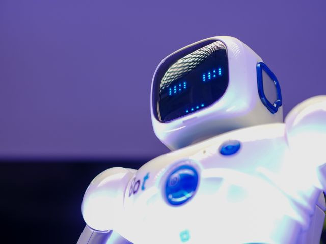 Ilustrasi robot; wakaf era AI. Foto: Kindel Media/pexels.