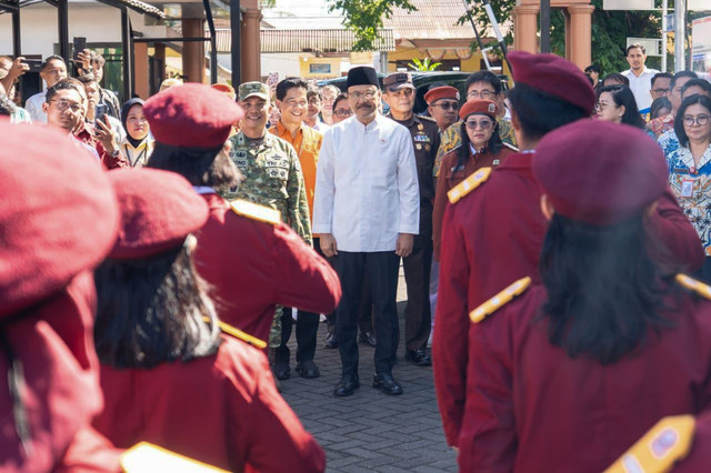 Mensos Gus Ipul saat mengunjungi Sekolah Rakyat Menengah Pertama (SRMP) 21 Manado, Sulawesi Utara, Kamis (11/6/2026). Foto: Dok. Kemensos