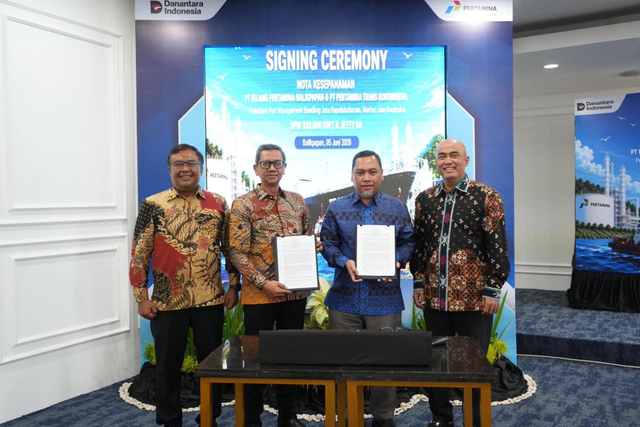 Direktur Utama Kilang Pertamina Balikpapan Bambang Harimurti (kedua dari kanan) dan Plt Direktur Utama Pertamina Trans Kontinental Eko Cahyadi (kedua dari kiri) menandatangani MoU terkait Port Management Bundling yakni Layanan Jasa Kepelabuhanan, Marine dan Konstruksi untuk mendukung fasilitas Single Point Mooring (SPM) berkapasitas 320.000 Deadweight Tonnage (DWT) dan Jetty di Balikpapan, Jumat (5/6). Foto: Dok. Pertamina