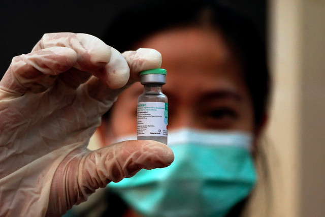 Petugas menunjukkan vaksin Human Papillomavirus (HPV) dosis pertama di Kantor Gubernur Sulsel, Makassar, Sulawesi Selatan, Kamis (11/6/2026).  Foto: Hasrul Said/ANTARA FOTO