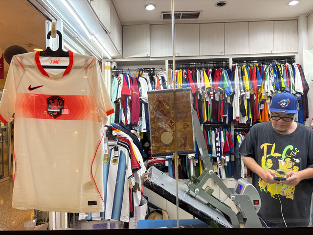 Septo Riza (47) pemilik toko jersey Jakarta Football Shop di Senayan Trade Center (STC), Jakarta ditemui di tokonya pada Kamis (11/6/2025). Foto: Argya Maheswara/kumparan