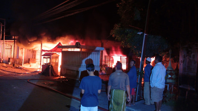Toko sparepart di Kabupaten Rembang, Jawa Tengah terbakar. Foto: Dok. BPBD Rembang