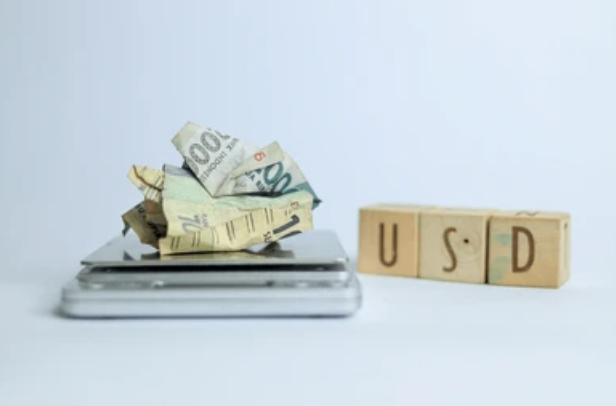 Ilustrasi Rupiah yang semakin tertekan terhadap dollar. Foto: Shutterstock