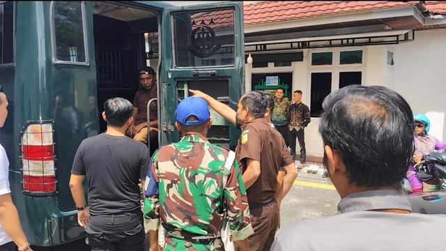 Enam tahanan yang mau menjalani sidang melarikan diri dari mobil tahanan Kejaksaan Negeri (Kejari) Pekanbaru di Pengadilan Negeri Pekanbaru, Kamis (11/6/2026). Foto: Dok. Istimewa