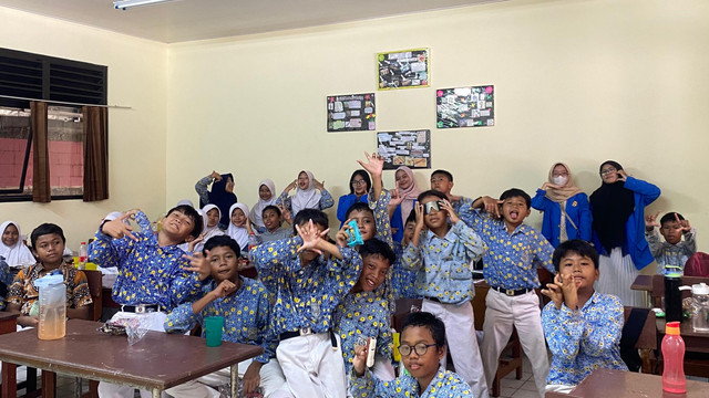 Sesi foto bersama mahasiswa Unpam dan siswa sekolah dasar setelah kegiatan PKM. (Dok. Pribadi)