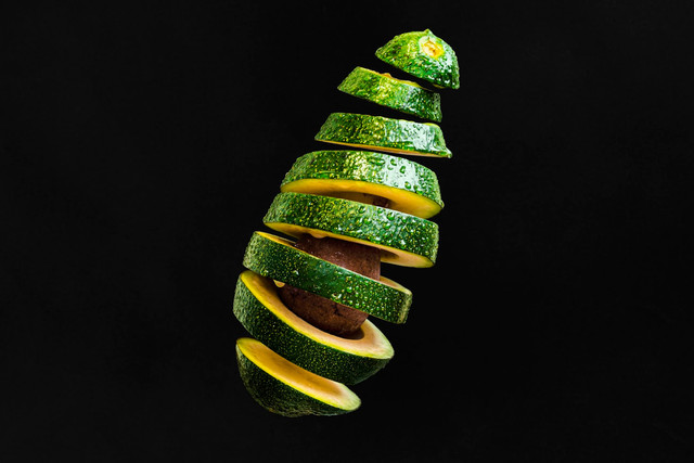 ILustrasi Cara memilih alpukat yang bagus. Foto: Unsplash/Olga Zhushman