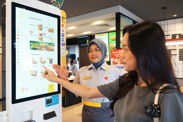 Studi independen oleh Oxford Economics menunjukkan bahwa setiap 100 karyawan yang dipekerjakan secara langsung oleh McDonald's Indonesia, mendukung 330 lapangan pekerjaan tambahan di berbagai sektor ekonomi lokal.  Foto: Dok. McDonald's Indonesia