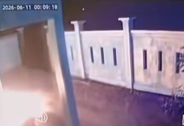 Rumah anggota Bawaslu Provinsi Maluku, Daim Baco Rahawarin dilempar molotov. Foto: Dok. Istimewa