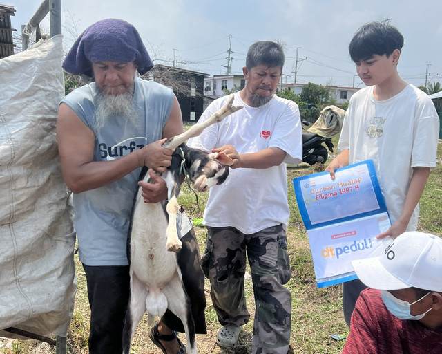 Bahu-membahu Warga di lokasi dalam proses Qurban di Filipina (Sumber: DT Peduli)