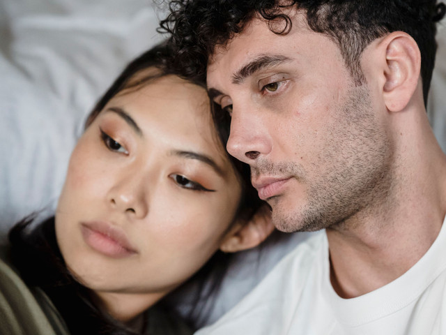 Ilustrasi pasangan yang sedang merenung. Foto oleh Timur Weber dari Pexels: https://www.pexels.com/id-id/foto/pria-laki-laki-lelaki-pasangan-8560439/