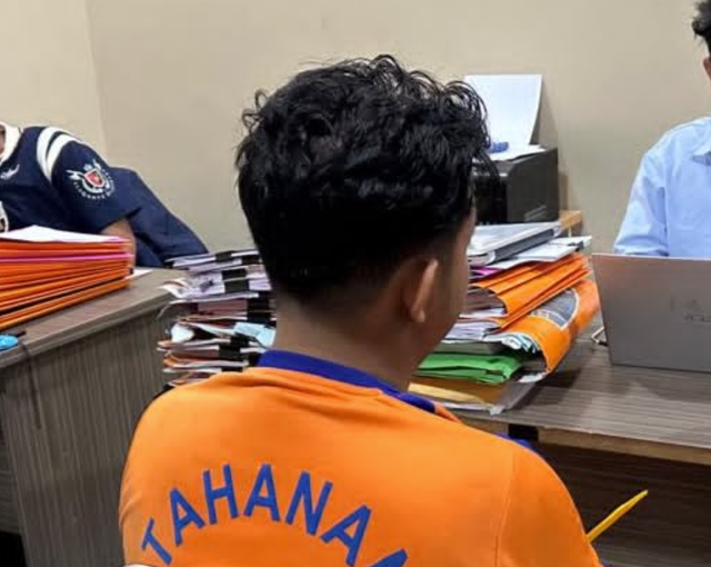 HEA saat diperiksa polisi.