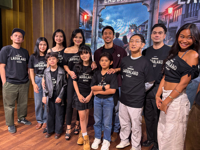 Titi Kamal dan para pemain film Perumahan Laddaland di MD Place, Jakarta Selatan, Kamis (11/6). Foto: Vincentius Mario/kumparan