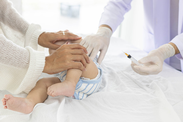 Ilustrasi bayi baru lahir dapat Vitamin K. Foto: Pingkhasan_PP/Shutterstock