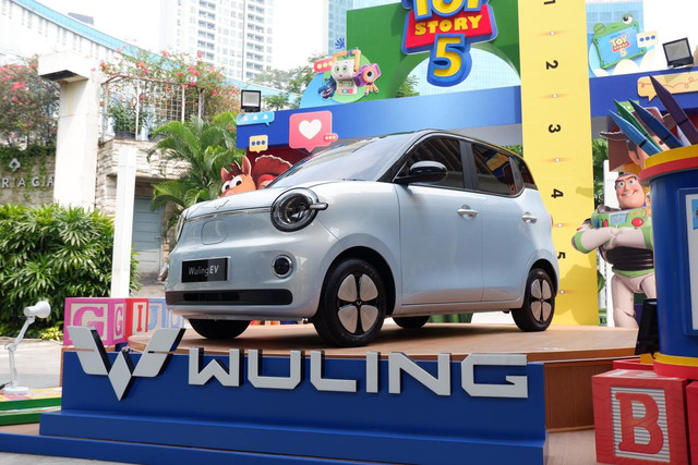 Mobil listrik Wuling EV di Central Park Jakarta. Foto: Sena Pratama/kumparan