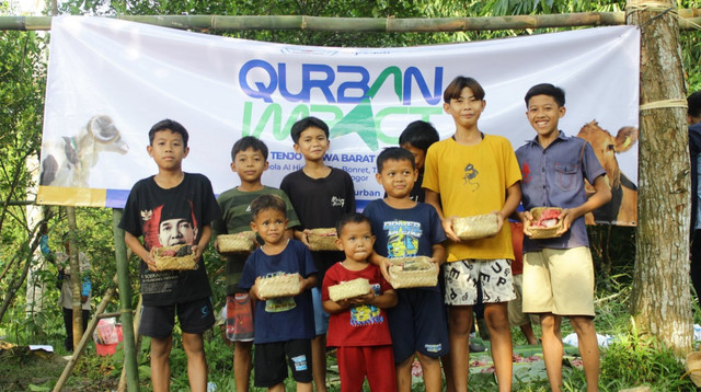 Kebahagiaan Warga Kp. Bonret saat Qurban Impact DT Peduli Jakarta digelar disana (Sumber: DT Peduli)