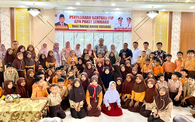 Penyaluran beasiswa Program Indonesia Pintar (PIP) oleh Wakil Ketua Komisi VI DPR RI dari Fraksi Gerindra Andre Rosiade. Foto: Istimewa