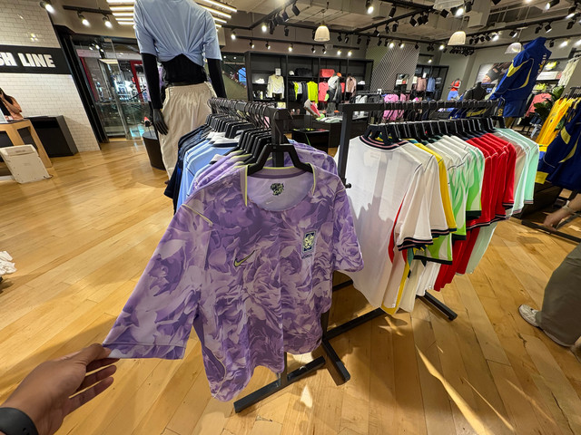 Jersey Piala Dunia 2026 di toko resmi Nike dan Puma Grand Indonesia, Jakarta pada Jumat (12/6). Foto: Argya Maheswara/kumparan