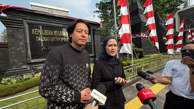 Pasangan Roger Danuarta dan Cut Meyriska menjewab pertanyaan wartawan usai diperiksa jadi saksi di Kasus Hanania Travel, Jakarta, Jumat (12/6). Foto: Aprilandika Pratama/kumparan