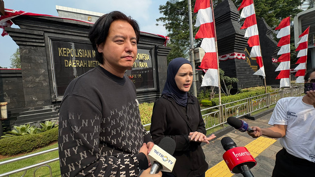 Pasangan Roger Danuarta dan Cut Meyriska menjewab pertanyaan wartawan usai diperiksa jadi saksi di Kasus Hanania Travel, Jakarta, Jumat (12/6). Foto: Aprilandika Pratama/kumparan