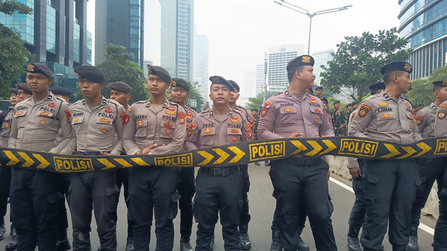Polisi berjaga di depan Thamrin Nine saat aksi unjuk rasa mahasiswa di HI pada Jumat (12/6/2026). Foto: Jamal Ramadhan/kumparan