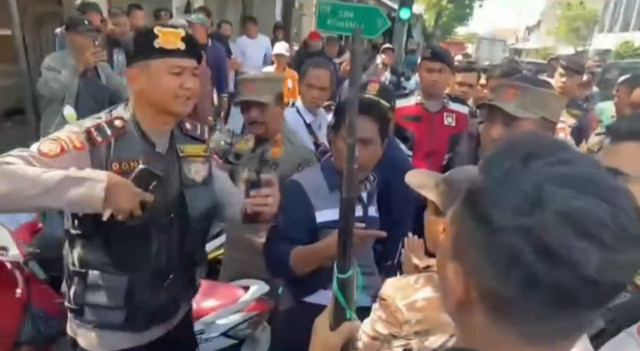 AM (45), pria warga Jalan Kalianak, terkena tembakan senapan angin yang meletus di kawasan Gembong Tebasan, Kecamatan Genteng, Surabaya. Foto: Dok. Istimewa