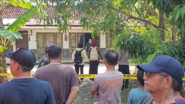 Polisi saat mendatangi rumah ditemukannya dua mayat wanita di Patikraja, Banyumas. Foto: Dok. Istimewa